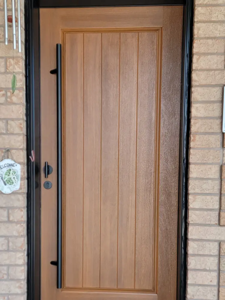 Oak-grain plank door, bar pull
