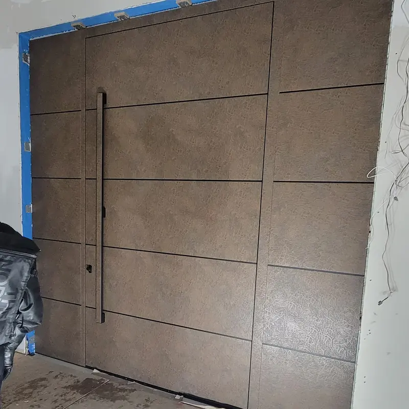 Pivot door with horizontal lines
