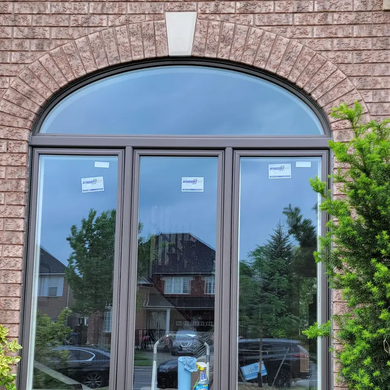 Arched picture window