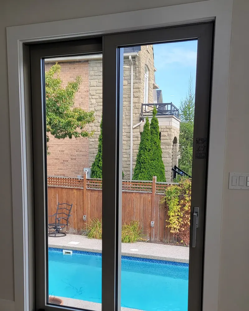 Sliding door out to the pool