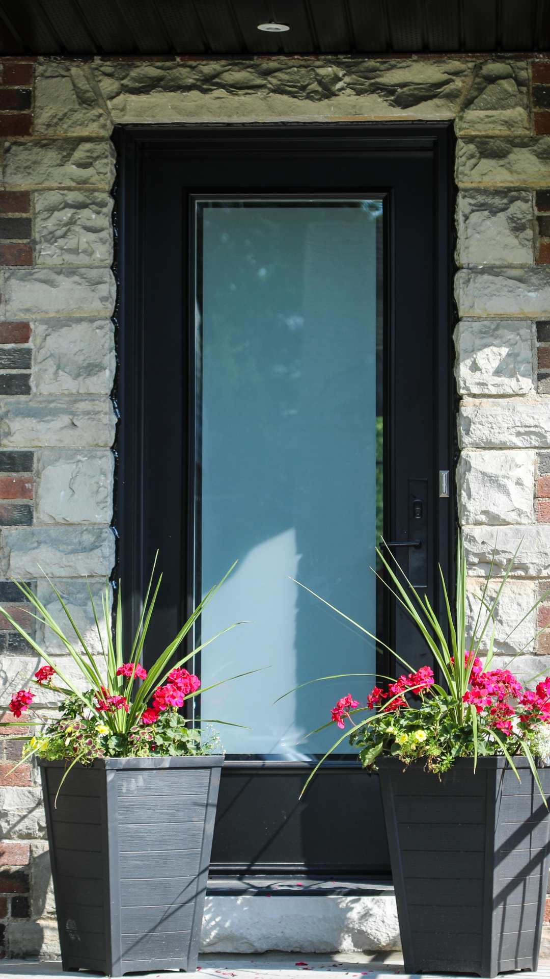 Flush steel panel with sandblasted edge glass and Miami lever