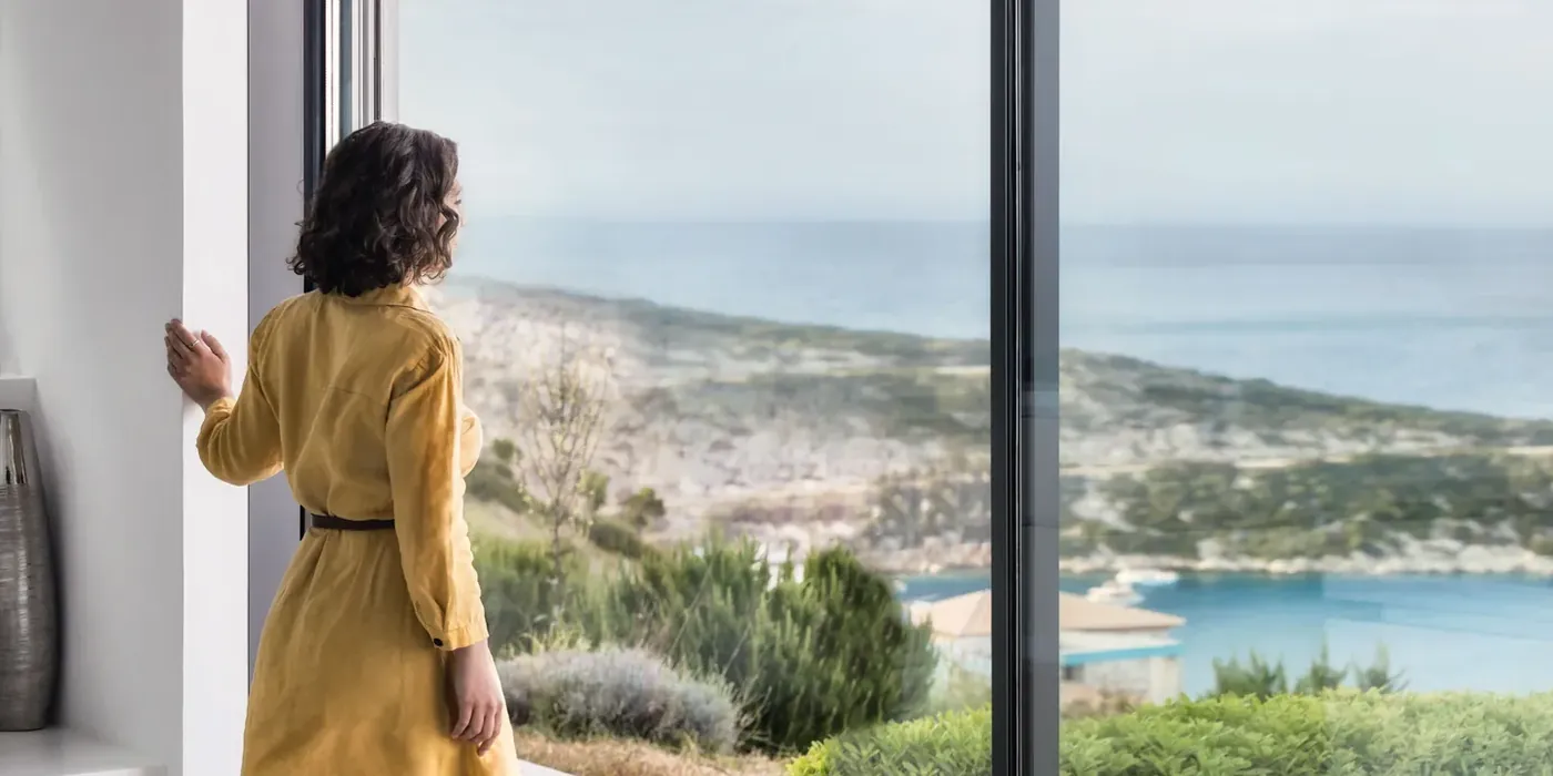 Floor-to-ceiling slider facing the sea