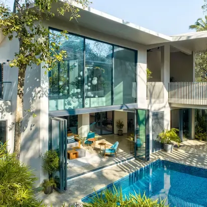 Courtyard house with floor-to-ceiling glass
