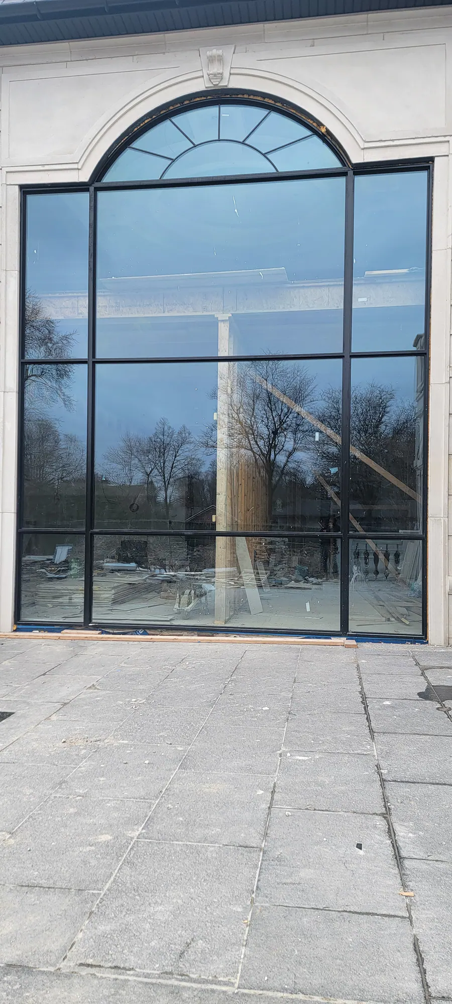 Two-storey arched black aluminum glass wall